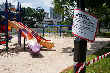 Singapur  Republik Singapur  Abgesperrter Spielplatz waehrend Covid-19 Massnahmen