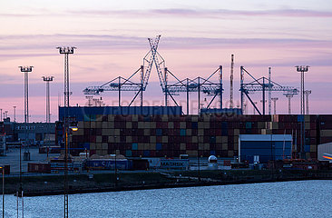 Deutschland  Bremerhaven - EUROGATE Container Terminal Bremerhaven  Drehscheibe fuer Warentransport global und innereuropaeisch