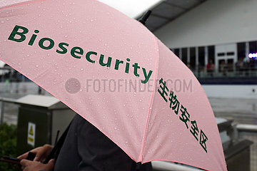 Conghua  China  Schriftzug - Biosecurity - auf einem Regenschirm