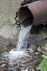 Tiflis  Georgien  Abwasser fliesst aus einem Rohr auf die Strasse