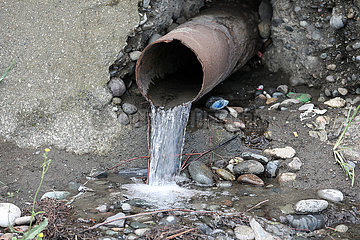 Tiflis  Georgien  Abwasser fliesst aus einem Rohr auf die Strasse