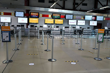 Berlin  Deutschland  Auswirkungen der Coronapandemie: Keine Menschen am Check-in im Terminal des Flughafen Tegel