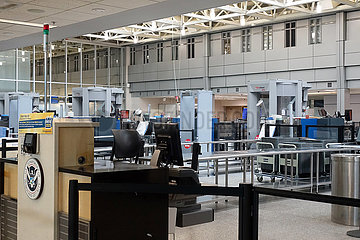 Minneapolis  USA  Auswirkungen der Coronapandemie: Keine Menschen an der Sicherheitskontrolle im Flughafenterminal