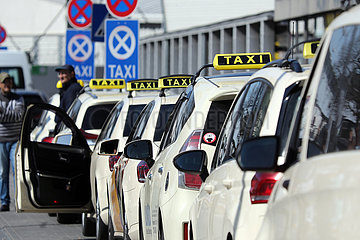 Berlin  Deutschland  Taxis stehen am Flughafen Tegel vor Parkverbotsschildern