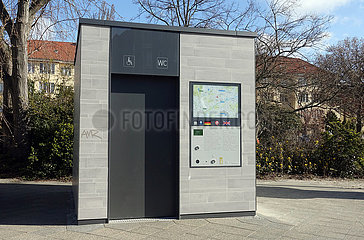 Berlin  Deutschland  Berliner Toilette der Wall AG am Attilaplatz