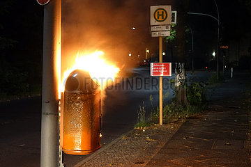 Berlin  Deutschland  Muelleimer der BSR brennt in der Nacht