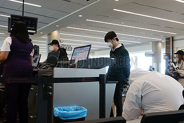 Atlanta  USA  Auswirkungen der Coronapandemie: Flugpassagiere mit Atemmasken am Check-in des Flughafen