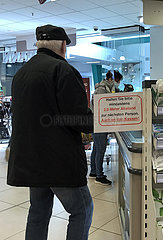 Berlin  Deutschland  Auswirkungen der Coronapandemie: Schild im Kassenbereich einer Drogerie weist auf das Einhalten des Sicherheitsabstandes zwischen den Kunden hin
