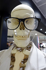 Hongkong  China  Skelettfigur traegt eine Brille und einen weissen Kittel