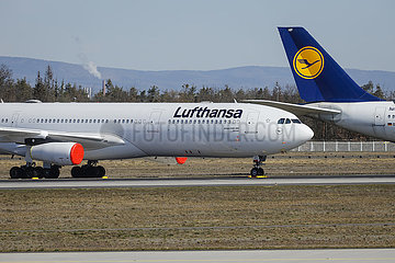 Coronakrise  Lufthansa Flugzeuge geparkt am Flughafen Frankfurt  Frankfurt am Main  Hessen  Deutschland