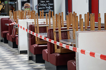 Berlin  Deutschland  Auswirkungen der Coronapandemie: geschlossene Gastronomie im Terminal des Flughafen Berlin-Tegel