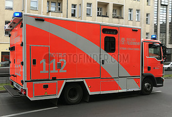 Berlin  Deutschland  Stroke-Einsatzmobil der Berliner Feuerwehr im Einsatz