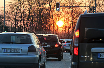 Berlin  Deutschland  Strassenverkehr bei Sonnenaufgang