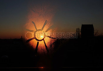 Berlin  Deutschland  Sonne wurde auf eine beschlagene Fensterscheibe gemalt