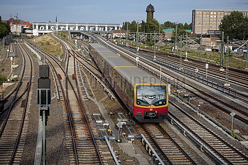 Berlin  Deutschland  Blick auf den S-Bahnhof Ostkreuz