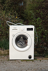 Berlin  Deutschland  defekte Waschmaschine steht auf einem Gehweg