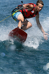 Capodimonte  Italien  Teenager faehrt Wasserski auf dem Bolsenasee