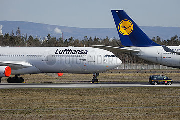 Coronakrise  Lufthansa Flugzeuge geparkt am Flughafen Frankfurt  Frankfurt am Main  Hessen  Deutschland