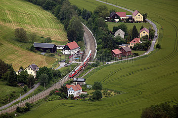 Papstdorf  Deutschland  Regionalexpress passiert ein kleines Dorf