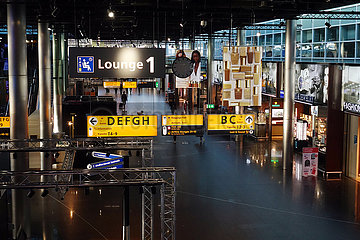 Amsterdam  Niederlande  Auswirkungen der Coronapandemie: Keine Menschen im Terminal des Flughafen Schiphol