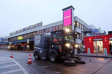 Schoenefeld  Deutschland  Kehrmaschine der Veolia vor dem Terminal des Flughafen Berlin-Schoenefeld