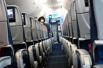 Minneapolis  USA  Flugbegleiterin traegt einen Mund-Nasen-Schutz