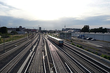 Berlin  Deutschland  S-Bahn auf dem Weg zum Bahnhof Warschauer Strasse