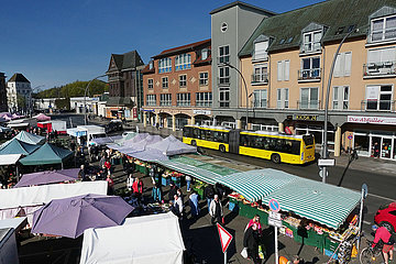 Berlin  Deutschland  Menschen auf dem Wochenmarkt am Kranoldplatz
