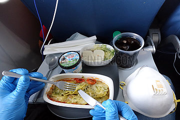 Atlanta  USA  Symbolfoto: Mittagessen auf einer Flugreise in Zeiten der Corona-Pandemie