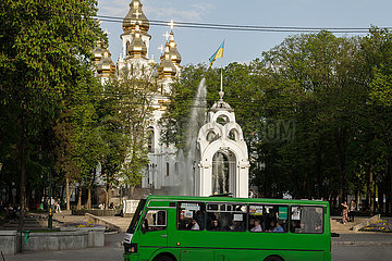 Kirche des Heiligen Myrrhe-Traeger und Spiegelstrahl-Brunnen am Siegesplatz in Charkiw