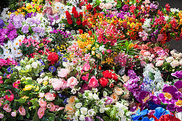 Kunstblumen  die am Friedhof verkauft werden