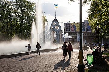 Spiegelstrahl-Brunnen an der Kirche des Heiligen Myrrhe-Traeger am Siegesplatz in Charkiw