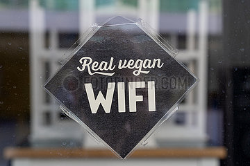Hinweisschild auf ein veganes WiFi in einem Restaurant