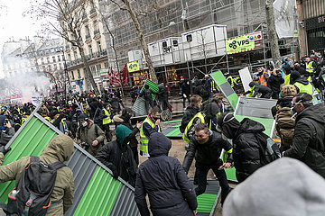 Paris  Frankreich - Demonstranten errichten eine Barrikade
