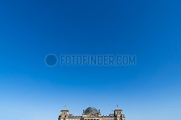 Anschnitt des Reichstags bei sonnigem Wetter