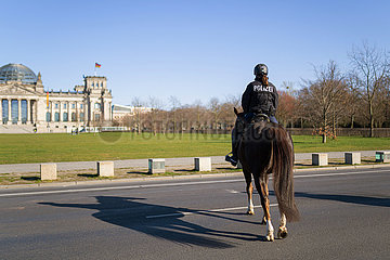 Berlin waehrend der Ausgangsbeschraenkung: Reiterstaffel patrouilliert vor dem Reichstag
