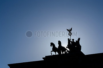 Silhouette der Quadriga auf dem Brandenburger Tor