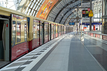 Leerer Bahnsteig im Berliner Hauptbahnhof