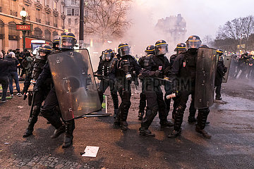 Paris  Frankreich  Einheiten der Gendarmerie waehrend Gelbwesten-Demonstration