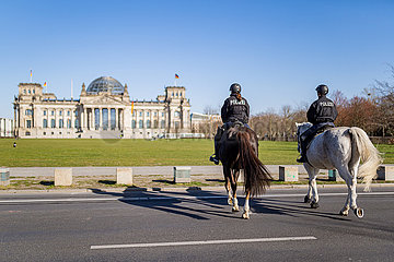 Berlin waehrend der Ausgangsbeschraenkung: Reiterstaffel patrouilliert vor dem Reichstag