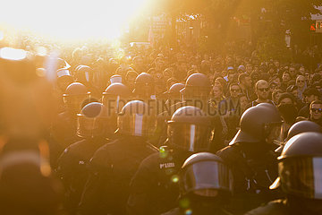 Polizisten begleiten die Revolutionaere 1. Mai-Demonstration im Abendrot