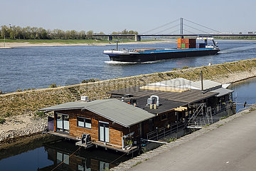 Hausboot am Rheinufer  hinten Binnenschiff auf Rhein  Duesseldorf  Nordrhein-Westfalen  Deutschland