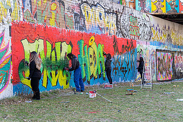 Sprayer malen an einer Wand in Brandenburg