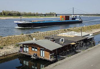 Hausboot am Rheinufer  hinten Binnenschiff auf Rhein  Duesseldorf  Nordrhein-Westfalen  Deutschland