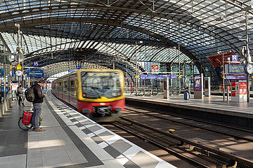 Ausfahrende S-Bahn im Berliner Hauptbahnhof