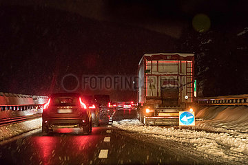 Stau auf der Brenner-Autobahn in Richtung in Richtug Italien/Suedtirol. Wegen Schneefalls  liegengebiebener LKW und Lawinenabgaengen war die Autobahn A22 zeitweise komplett gesperrt. Im Bild ein LKW der auf der Autobahn liegengeblieben ist