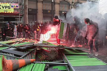 Paris  Frankreich - Demonstranten mit Bengalfeuer