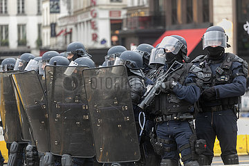 Paris  Frankreich  Einheiten der Gendarmerie waehrend Gelbwesten-Demonstration