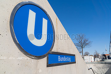 Eingang der U55 am U-Bahnhof Bundestag