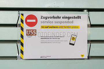 Geschlossener Eingang der U55 am U-Bahnhof Bundestag